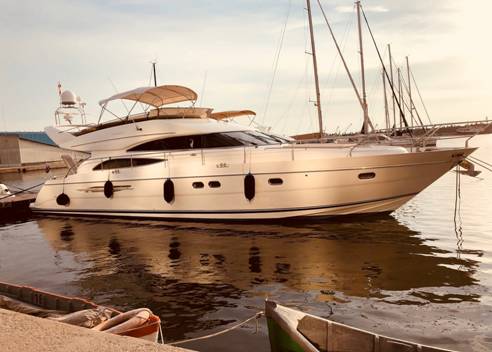 6 Factors to Consider When Chartering a Luxury Yacht for Your Next Holiday 35 A luxury yacht along the shoreline in Cabo San Lucas