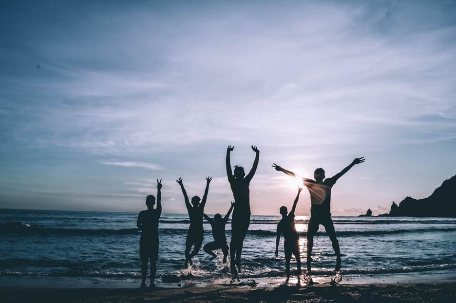 Plan Your Best Friend’s Bachelorette Party In Mexico 1 Silhouettes of people at a bachelorette party on a beach